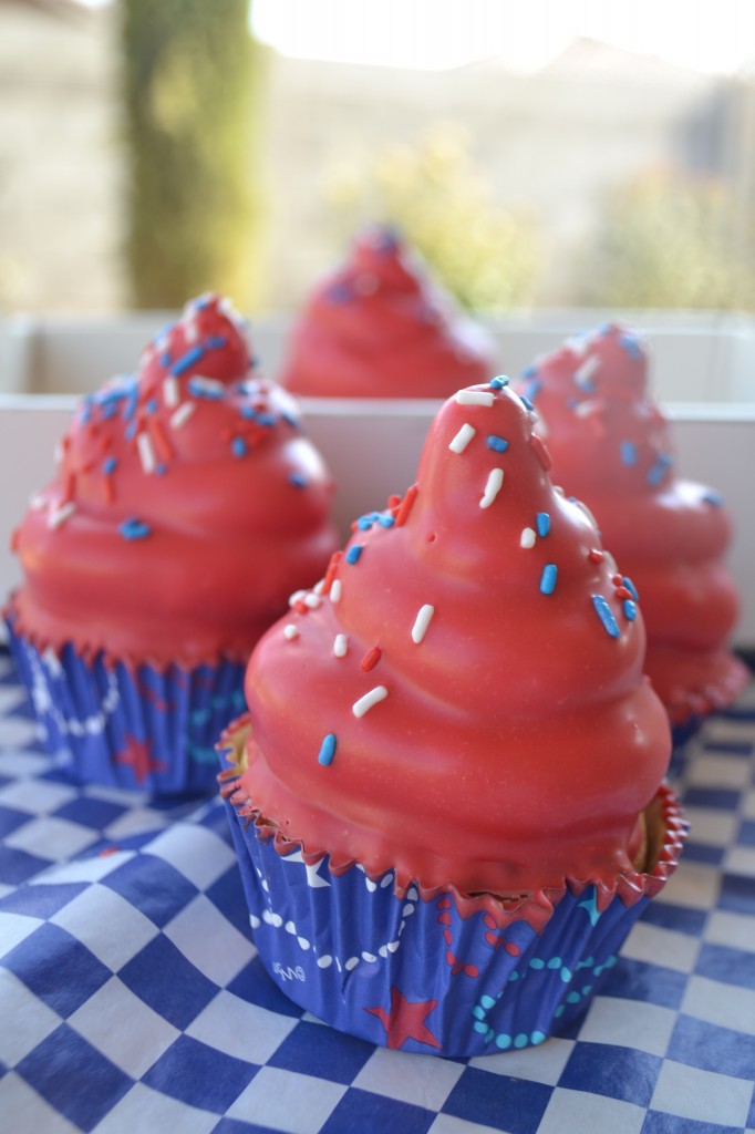 4th of July Hi Hat cupcakes are the perfect way to show your patriotism and super easy to make when you know my secret! Plus, they look and taste amazing!