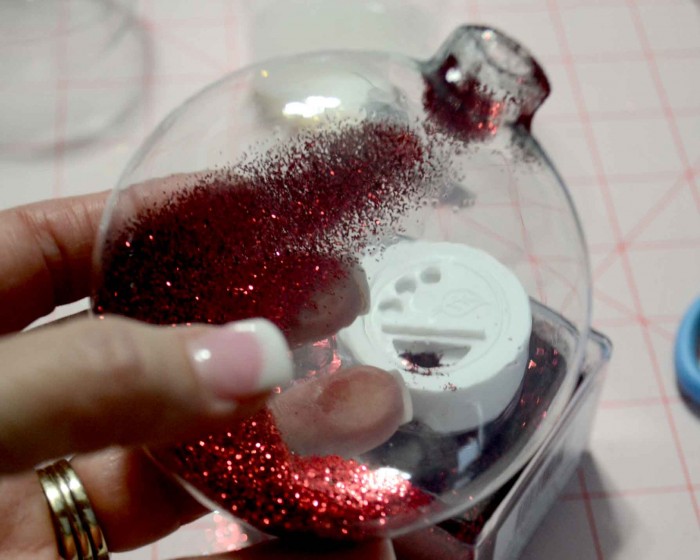 Make gorgeous glitter ornaments in just minutes!