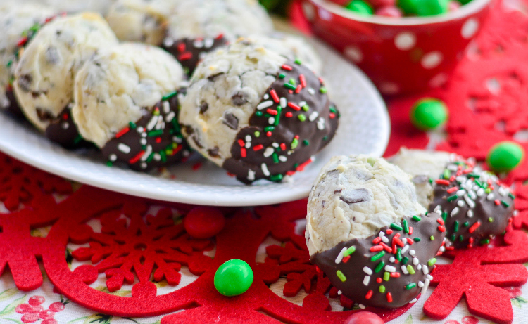 Chocolate Dipped Mint Cheesecake Cookies | christmas cookie recipes | cheesecake cookie recipes | holiday cookie recipes | easy christmas cookie recipes | holiday treats and sweets | christmas cookie ideas || Design Dazzle #christmascookies #christmascookierecipes #christmascookieidea
