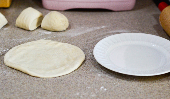 Mini Spaghetti and Meatball Pizza Pies recipe ay Pinkcakeplate