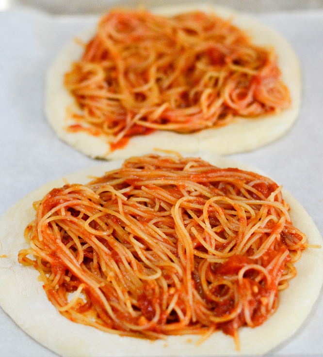 Mini Spaghetti and Meatball Pizza Pies recipe ay Pinkcakeplate