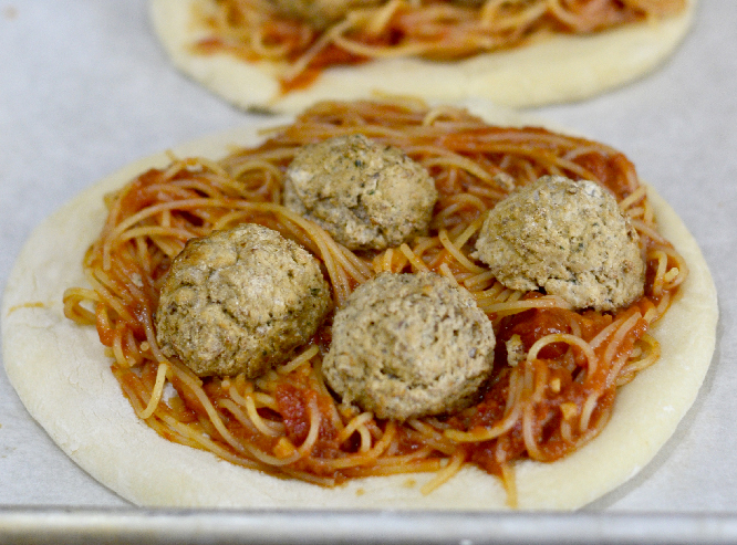 Mini Spaghetti and Meatball Pizza Pies recipe ay Pinkcakeplate