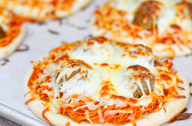 Mini Spaghetti and Meatball Pizza Pies recipe ay Pinkcakeplate