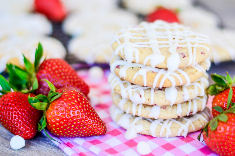 Strawberry Cheesecake Cookies with fresh strawberries